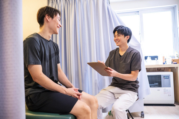 患者さんと問診している