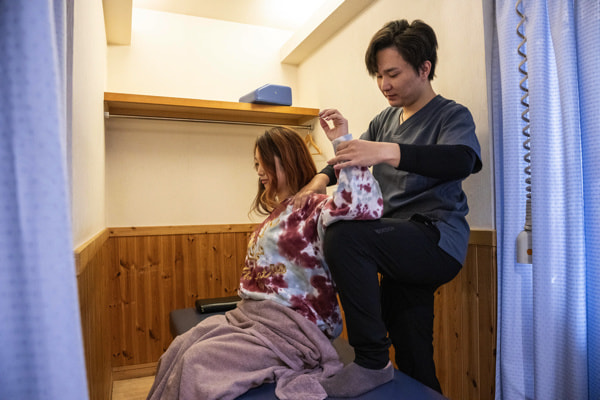 女性に検査をしている