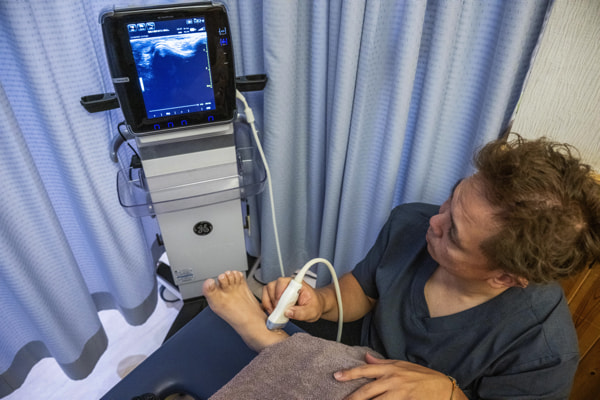 エコー検査をしている