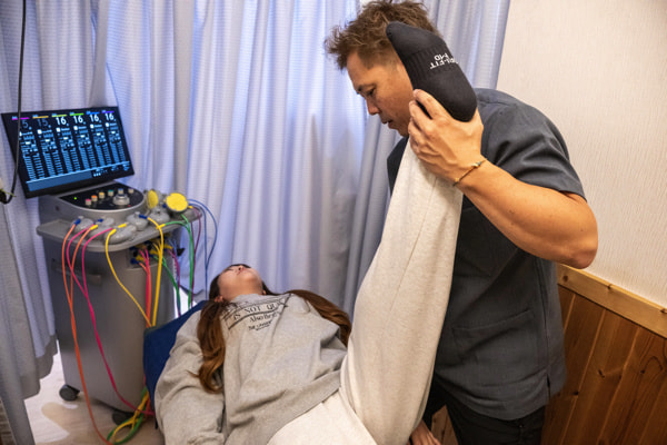 院長がストレッチ写真